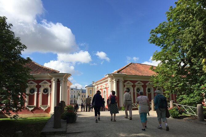 2 countries! Hill of Crosses, Rundale Palace and Bauska castle - Why this is a strong day trip from Riga