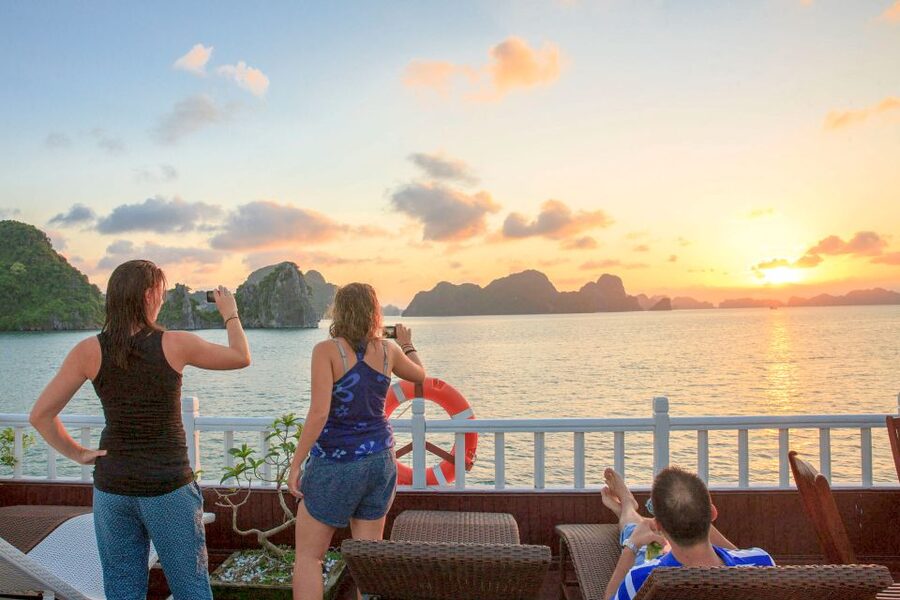 2-Day Royal Palace Ha Long Bay & Ti Top Island Cruise - The guides make a real difference