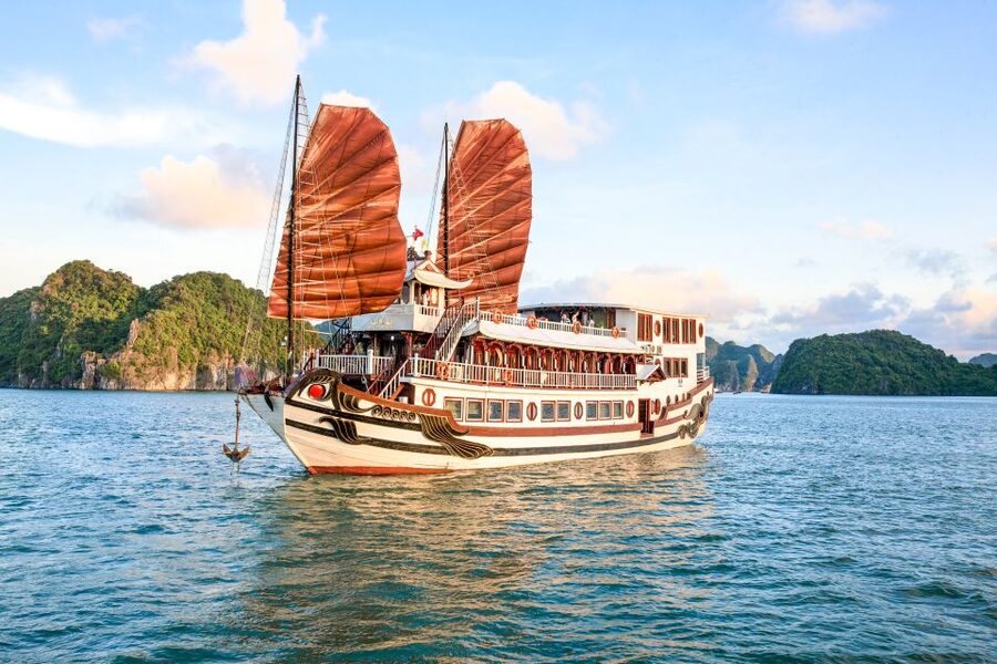 2-Day Royal Palace Ha Long Bay & Ti Top Island Cruise - Hanoi to Tuan Chau: a long first morning