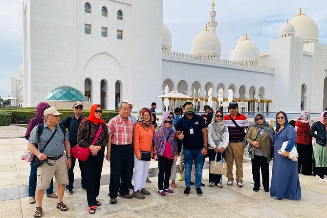 Abu Dhabi City Tour With Presidential Palace Entrance - Guided Tour - Emirates Palace offers a quick look at Abu Dhabi grandeur