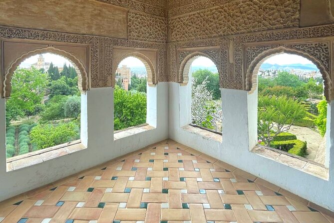 Alhambra and Nasrid Palaces Guided Tour with Tickets - The Alcazaba, where the royal city defended itself