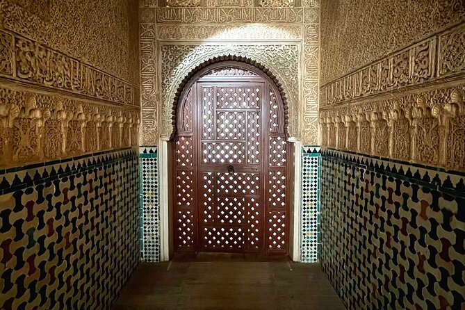 Alhambra and Nasrid Palaces Guided Tour with Tickets - The guides make the biggest difference