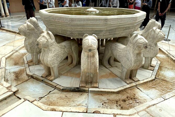 Alhambra and Nasrid Palaces Guided Tour with Tickets - Starting the visit and getting oriented