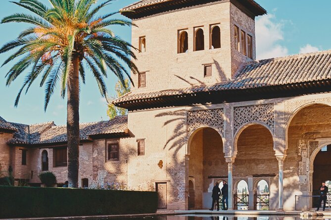 Alhambra and Nasrid Palaces: Skip-the-line Ticket and Local Guide - The Nasrid Palaces and their limited access
