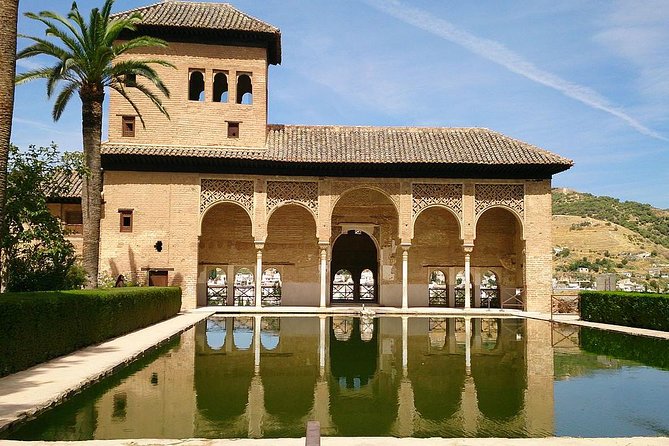 Alhambra &Charles Palace Guided Tour with Optional Nasrid Palaces - Alcazaba fortress and the military story