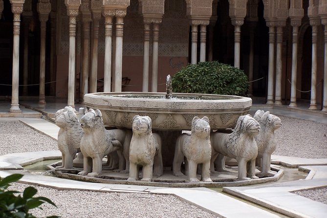 Alhambra: Complete Guided Tour with Nasrid Palaces Tickets - Generalife gardens and the royal retreat
