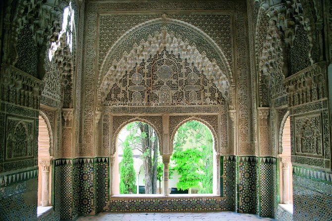 Alhambra Complete: Ticket Skip-the-Line Nasrid Palace and Generalife with Guide - What the guide adds to the visit