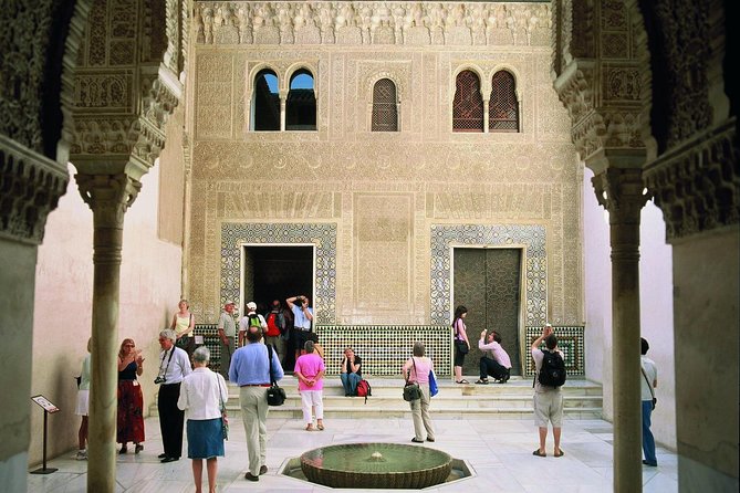 Alhambra Complete: Ticket Skip-the-Line Nasrid Palace and Generalife with Guide - Meeting at Paseo de la Sabica