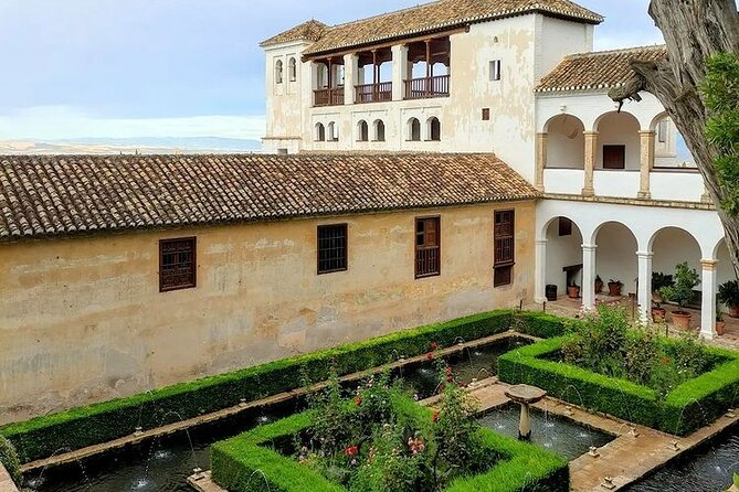 Alhambra Experience – Explore Nasrid Palaces & Generalife Gardens - Who should book this experience