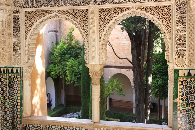 Alhambra & Generalife Skip the Line Premium Tour including Nasrid Palaces - Why the Alhambra works better with a guide