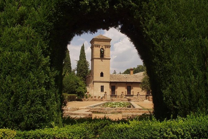 Alhambra & Generalife Skip the Line Premium Tour including Nasrid Palaces - Generalife Gardens: water, shade, and open space