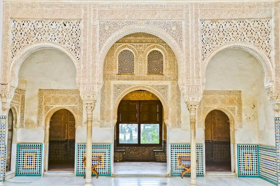 Alhambra & Nasrid Palace: Private Tour with Tickets - The Generalife: gardens with a different mood