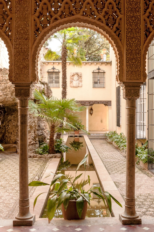 Alhambra & Nasrid Palace: Private Tour with Tickets - Language, guide style, and group expectations
