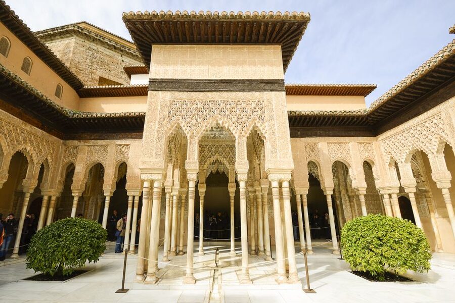 Alhambra, Nasrid Palaces, and Generalife 3-Hour Guided Tour - The Nasrid Palaces and Court of the Lions