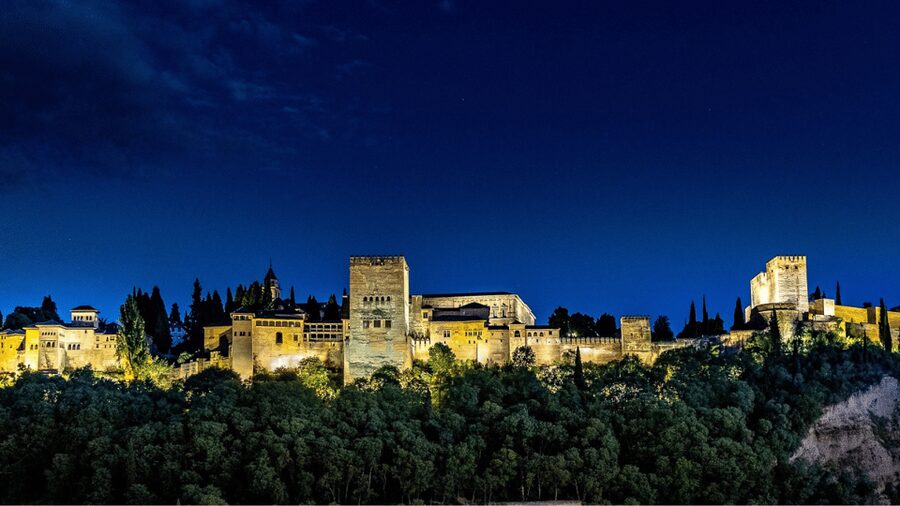 Alhambra: Nasrid Palaces Guided Night Tour without tickets - Why the night setting changes the Nasrid Palaces