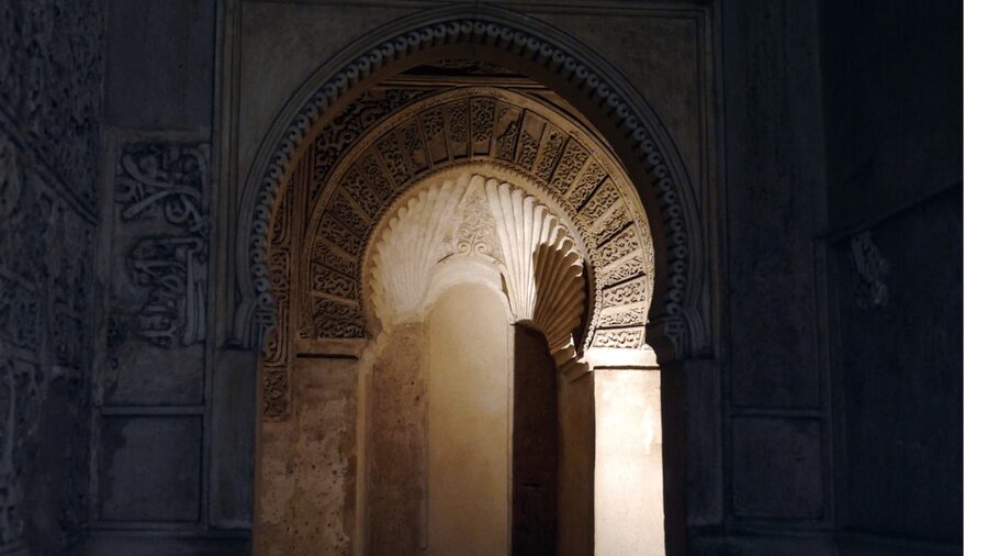 Alhambra: Nasrid Palaces Guided Night Tour without tickets - Charles V Palace and its Renaissance contrast