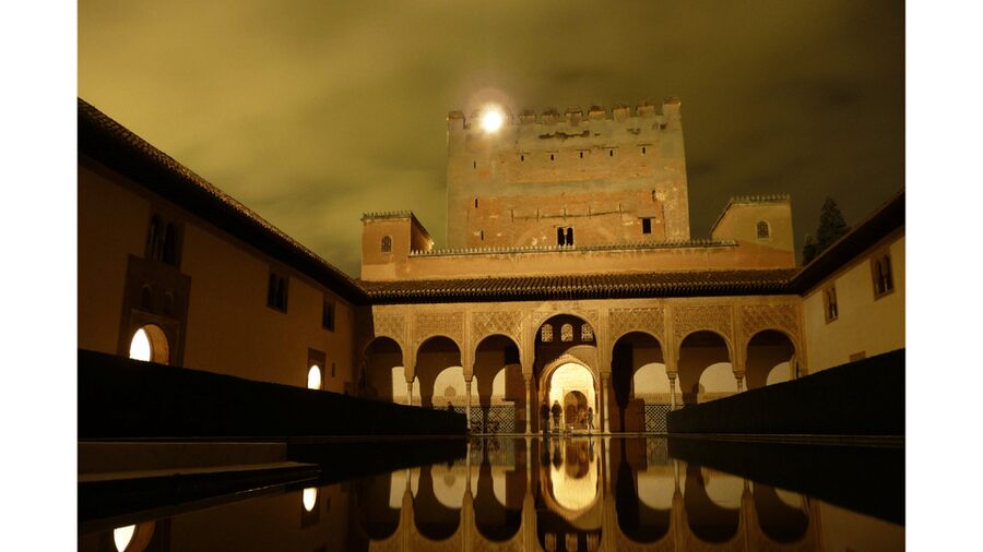 Alhambra: Nasrid Palaces Guided Night Tour without tickets - What the Spanish guide adds