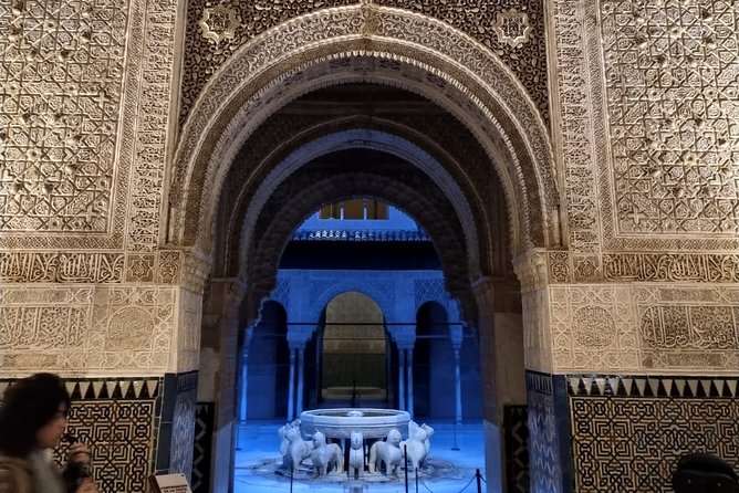 Alhambra: Night Visit to Nasrid Palaces - Photos, crowds, and the best reason to go