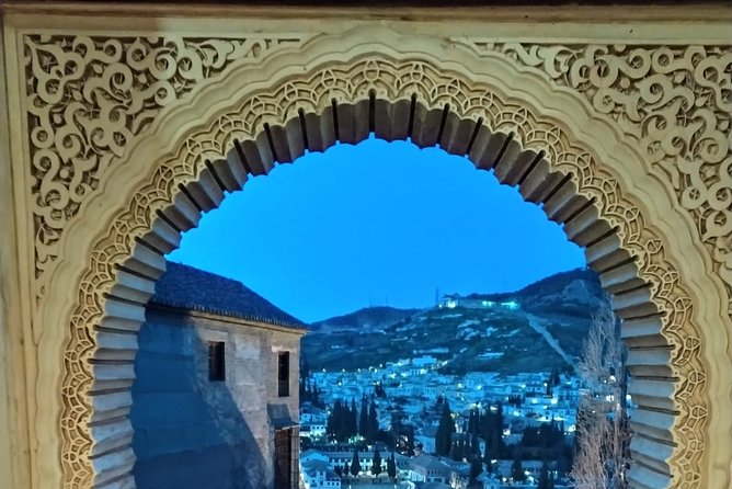 Alhambra: Night Visit to Nasrid Palaces - The meeting point and evening timing