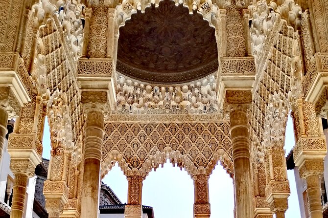 Alhambra Private Tour: Nasrid Palaces and Generalife - The Generalife gardens and the change of pace