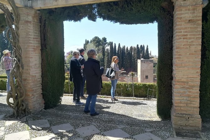 Alhambra Skip-the-line Private Tour including Nasrid Palaces - Generalife Gardens: fountains, shade, and royal leisure