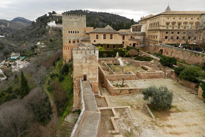 Alhambra: Skip-the-Line to Nasrid Palaces & Generalife - Why the Alhambra is worth seeing with a guide