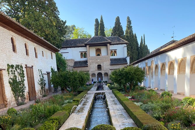 Alhambra tickets with Nasrid Palaces + Tourist Train - The price is the biggest question