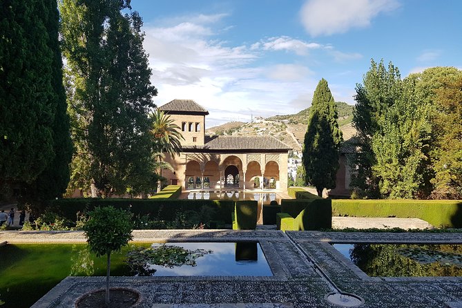 Alhambra Tour :Generalife Gardens ,Palaces and towers.Skiptheline - Key points at a glance