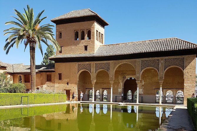 Alhambra Tour :Generalife Gardens ,Palaces and towers.Skiptheline - Medina and Royal Street: the Alhambra as a lived-in city