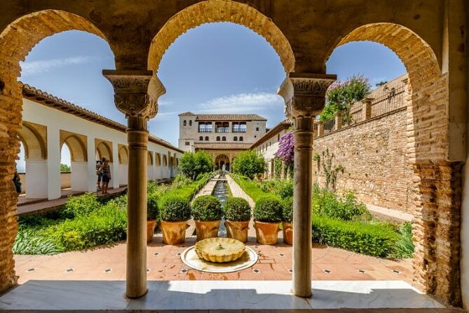 Alhambra: tour with Nasrid Palaces. Admission not included - The Alcazaba offers the best military view