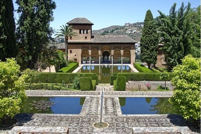 Alhambra: tour with Nasrid Palaces. Admission not included - Who should choose this Alhambra tour