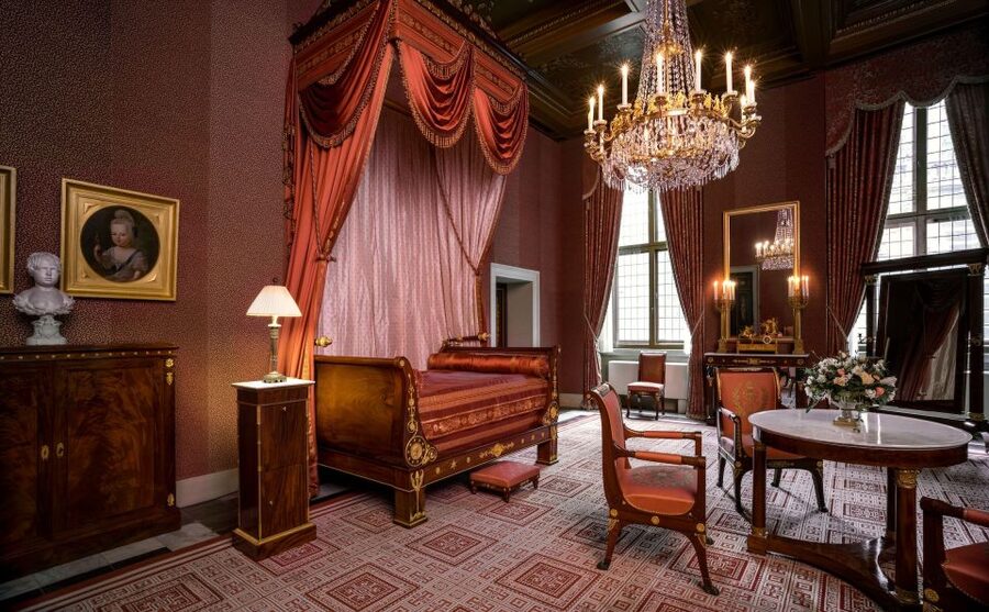 Amsterdam: Royal Palace Entry Ticket + Audio guide - A working palace, not just a historic building