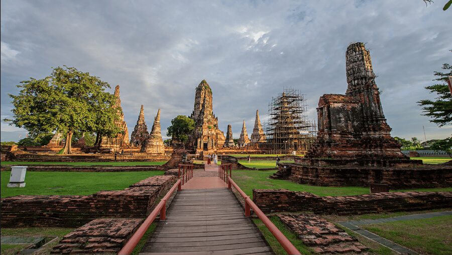 Ayutthaya One Day: Famous Temples & Bang Pa-In Palace Tour - Wat Maha That and the tree-root Buddha