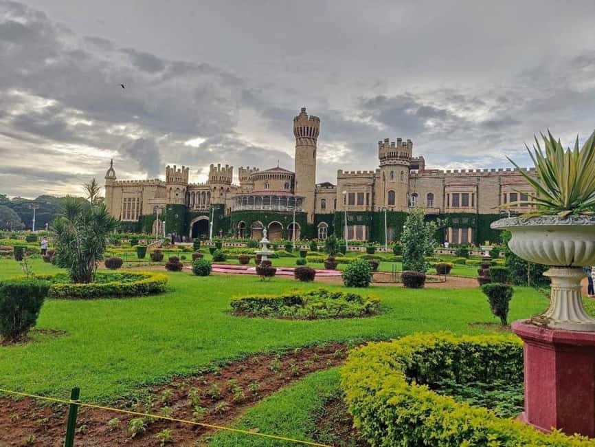 Bangalore City Tour: Lalbagh, Tipu Palace & Bull Temple - A full day built around Bangalore’s old center
