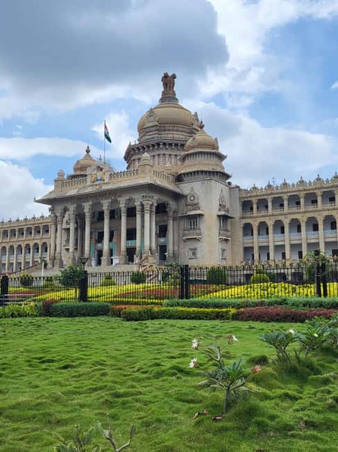 Bangalore City Tour: Lalbagh, Tipu Palace & Bull Temple - Bangalore Fort and the city’s older layers