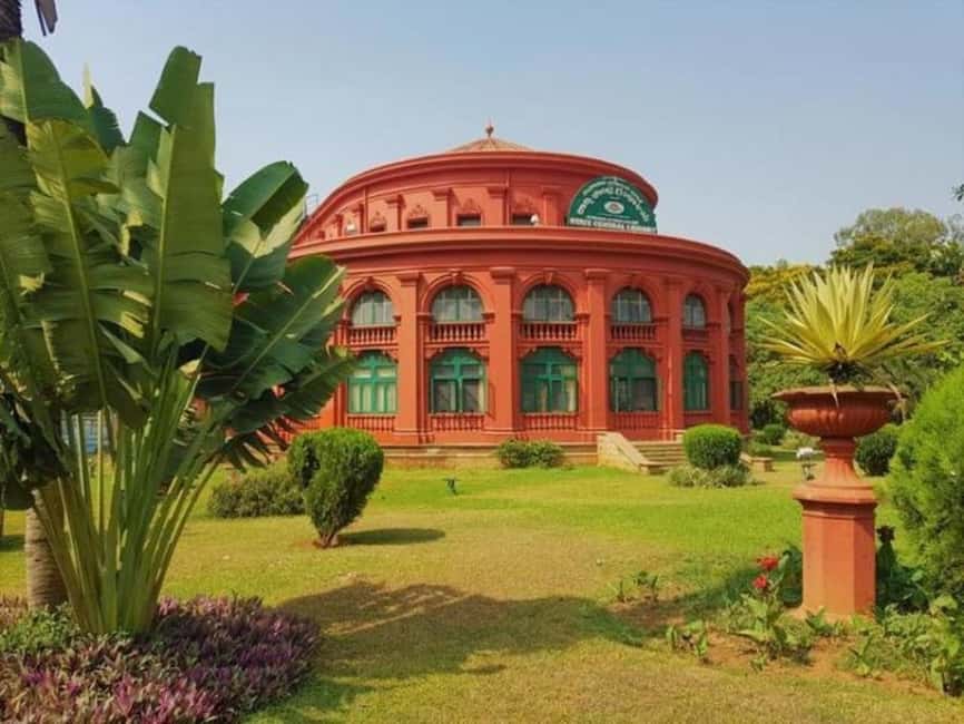 Bangalore City Tour: Walking, Palace & Temples - Lalbagh, Cubbon Park, and green space in the city