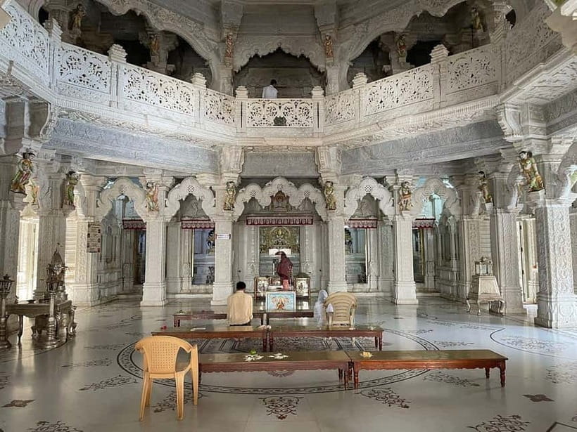 Bangalore: Palace, Temples, Fort & Markets Walking Tour - The Vishnu temple and living Hindu worship