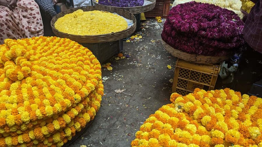 Bangalore Walking Tour KR Flower Market,Fort,Tippu palace - The arts and crafts stalls before returning