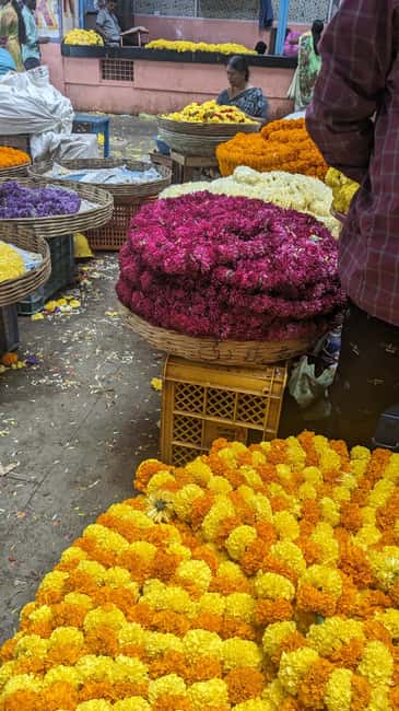 Bangalore Walking Tour KR Flower Market,Fort,Tippu palace - How the guides shape the experience