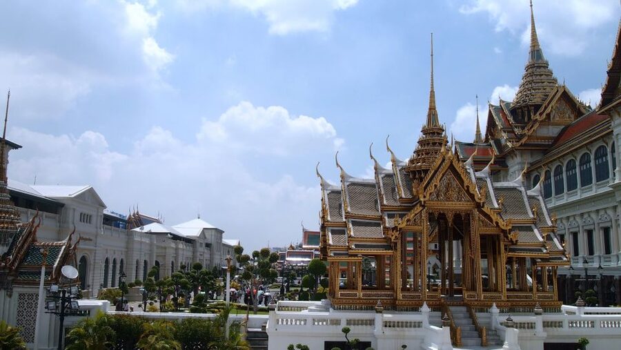 Bangkok: Grand palace and Iconic temple Half-Day Private - The electric tuk-tuk makes the route more personal