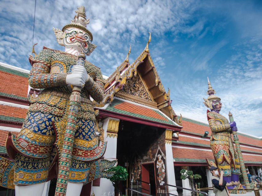 Bangkok: Grand Palace and Wat Arun Guided Walking Tour - What the guide adds to the visit