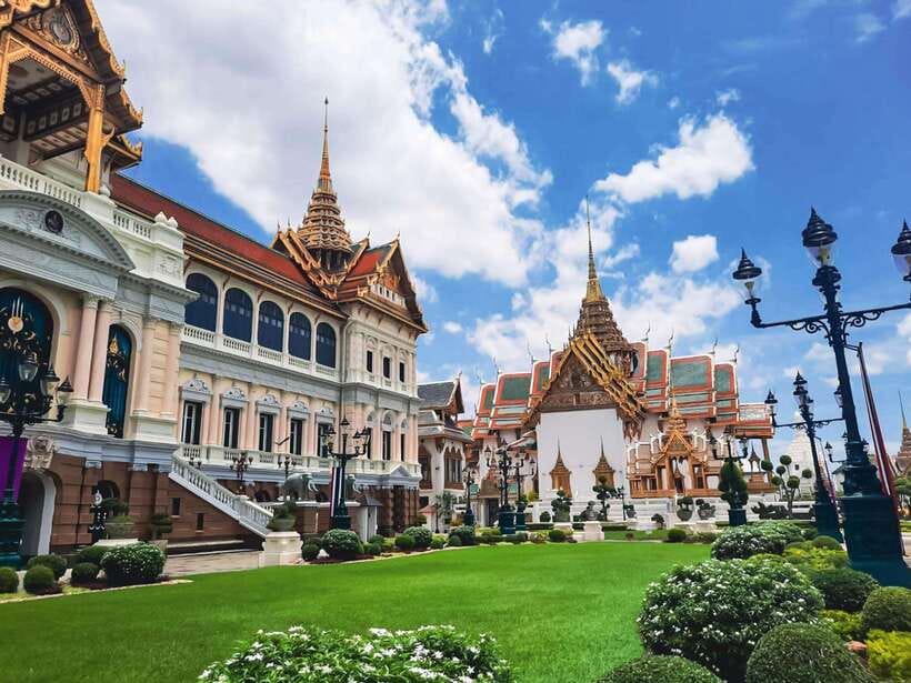 Bangkok: Grand Palace and Wat Phra Kaew Guided Walking Tour - What the guides add to the visit
