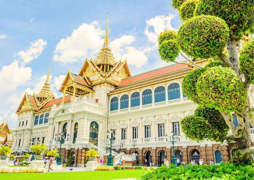 Bangkok: Grand Palace & Emerald Buddha Entry with Audioguide - Entering the Grand Palace without the long ticket line