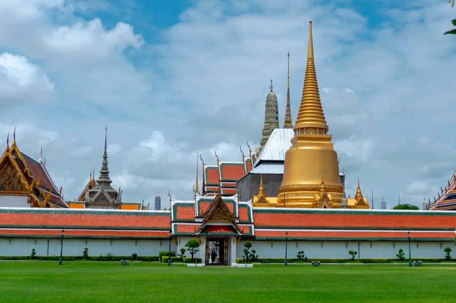Bangkok: Grand Palace, Wat Arun & Giant Buddha Iconic Tour - Lunch beside the river at Somdet Phra Pinklao Bridge