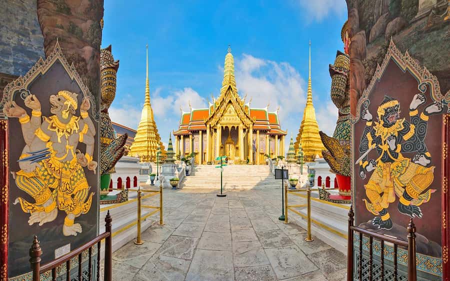Bangkok: Grand Palace, Wat Arun & Giant Buddha Iconic Tour - The long pickup and the shape of the day