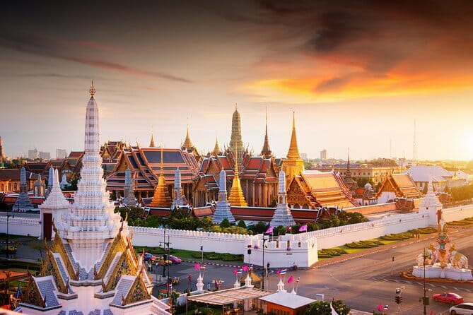 Bangkok: Grand Palace, Wat Pho and Chinatown Walking Tour - Starting among Chinatown’s markets and temples