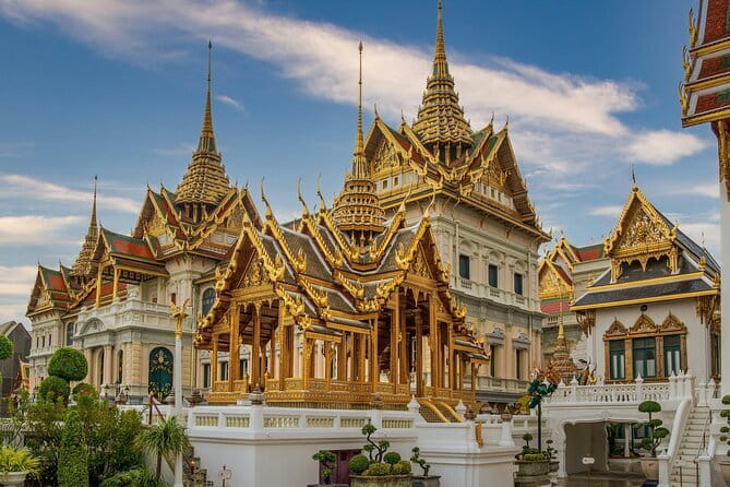 Bangkok: Grand Palace, Wat Pho and Chinatown Walking Tour - Chinatown: one hour among markets, temples, and food stalls
