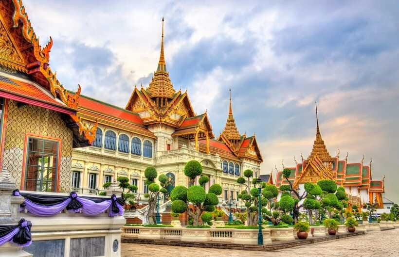 Bangkok: Grand Palace, Wat Pho, and Wat Arun Guided Tour - What the guides add to the temples