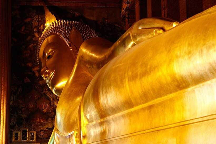Bangkok: Grand Palace, Wat Pho, and Wat Arun Guided Tour - Heat, clothing, timing, and meeting-point advice