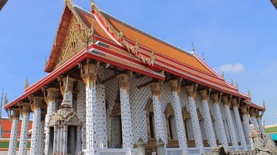 Bangkok: Grand Palace & Wat Pho Half-Day Private Tour - Seeing the Emerald Buddha